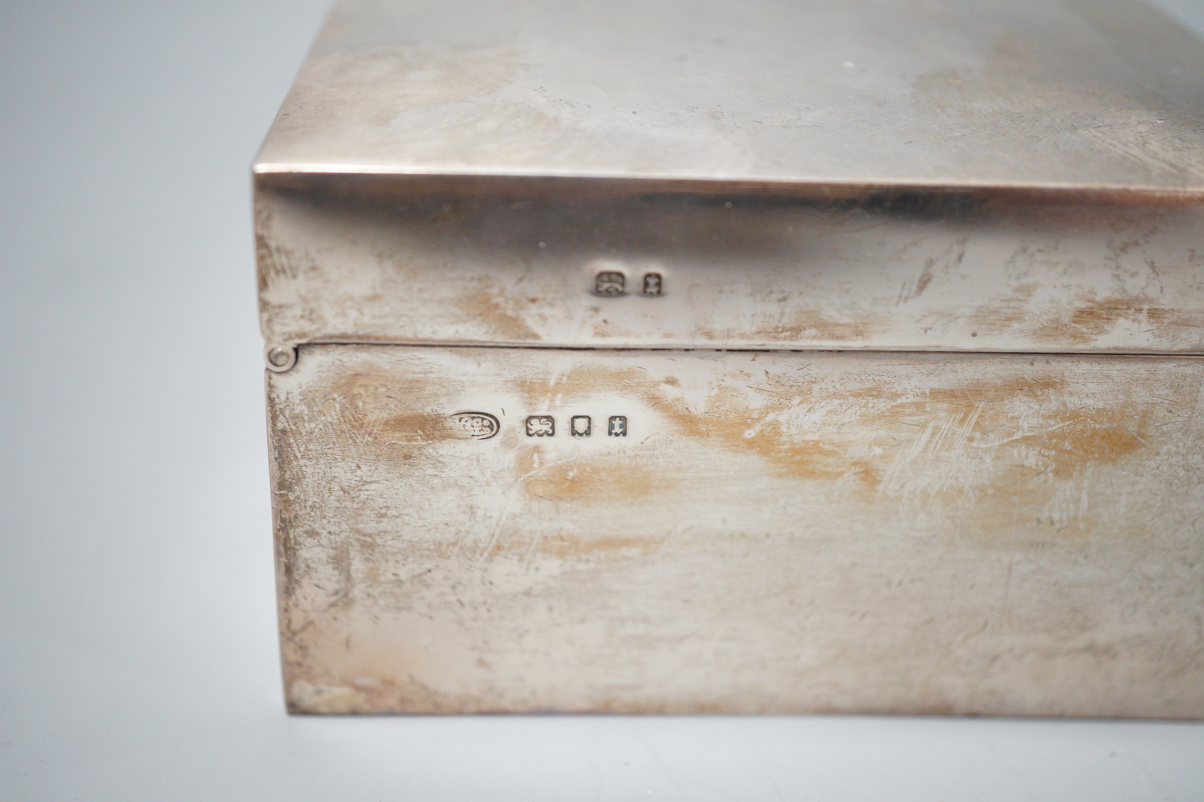 A George V silver mounted rectangular cigarette box, London, 1934, 14cm.